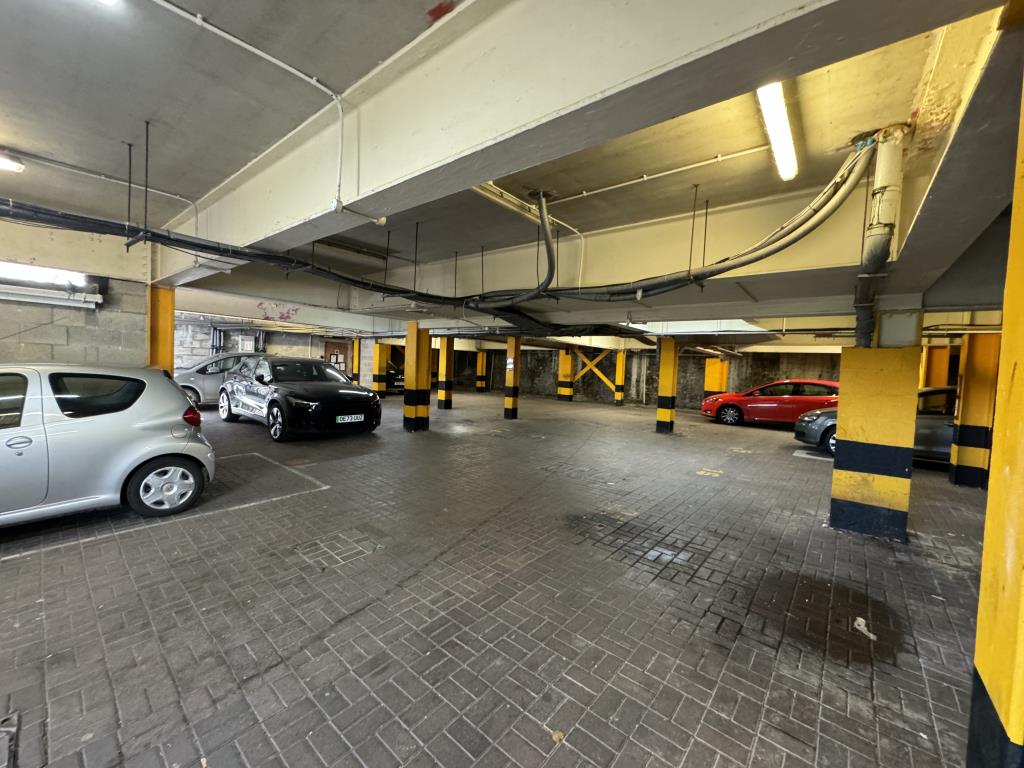 Lot: 7 - LEASEHOLD FLAT WITH PARKING SPACE - Private car park